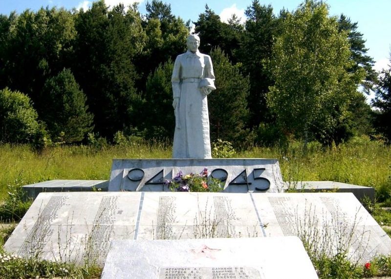 с. Страхово Заокского р-на. Памятник землякам, погибшим в годы войны.