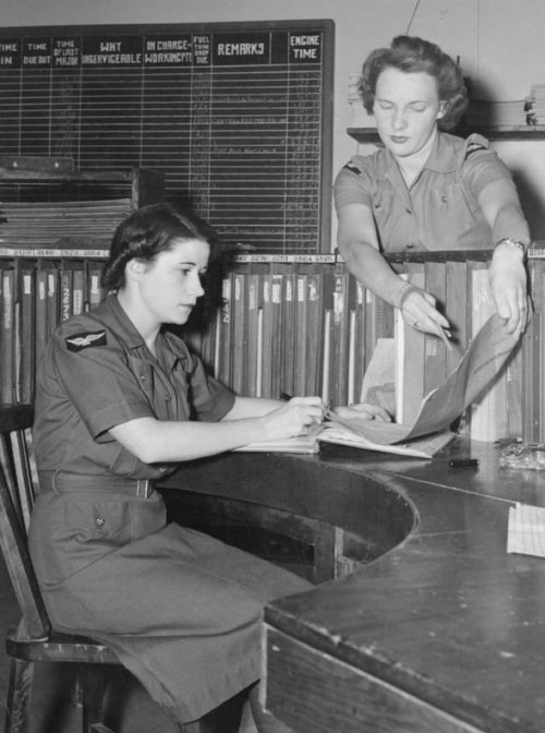 Сотрудницы RCAF за офисной работой. 1944 г.
