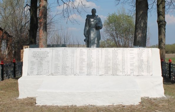 д. Кочерово Белевского р-на. Памятник, установленный на братской могиле в 1957 году, в которой похоронены советские воины. 