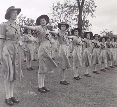 Построение служащих AAMWS. Квинсленд, февраль 1945 г. 