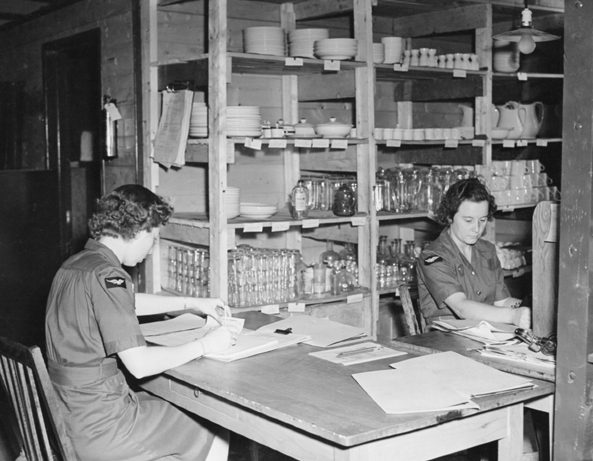 Сотрудницы RCAF за офисной работой. 1944 г. 