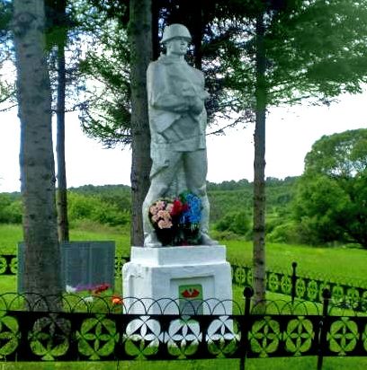 д. Костищи Белевского р-на. Памятник, установленный на братской могиле в 1953 году, в которой похоронены советские воины. 