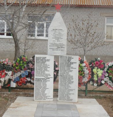 с. Крутое Володарского р-на. Памятник по улице Школьной, установленный в 2000 году в честь погибших земляков в годы войны. 