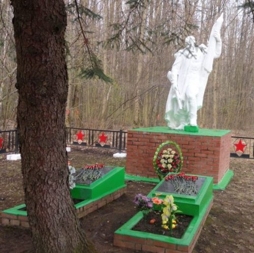 д. Жердево Щекинского р-на. Памятник, установленный в 1958 году на братской могиле, в которой похоронены советские воины. Мемориальные доски были установлены в 1965 году.