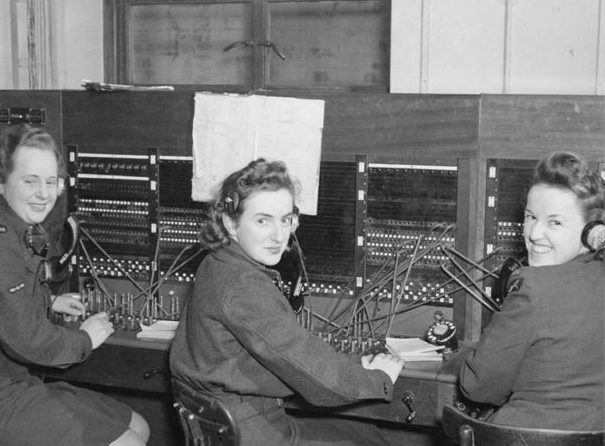 Операторы телефонного коммутатора RCAF. 1944 г. 