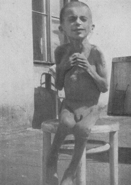 Изможденные от голода дети гетто. 1942 г.