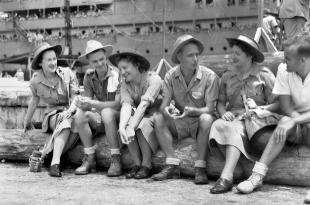 Члены AAMWS у плавающего госпиталя в Сингапуре. Сентябрь 1945 г. 
