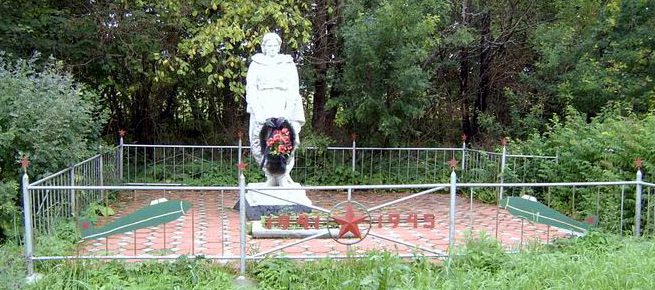 д. Теряево Заокского р-на. Памятник, установленный в 1967 году на братской могиле, в которой похоронены советские воины, погибшие в годы войны.