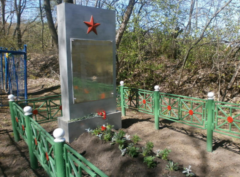 с. Скородное Плавского р-на. Памятник, установленный на братской могиле, в которой похоронено 53 советских воинов, погибших в годы войны.
