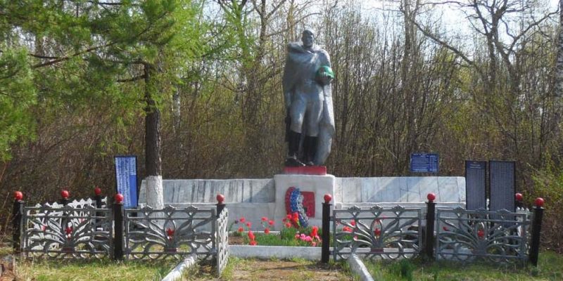 д. Новая Велична Белевского р-на. Памятник, установленный на братской могиле, в которой похоронены советские воины.