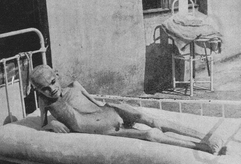 Изможденные от голода дети гетто. 1942 г.