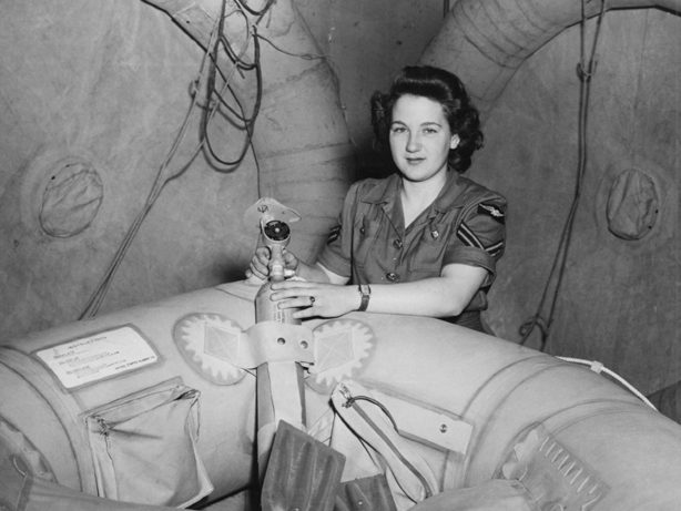 Проверка аварийных шлюпок сотрудницей RCAF. 1944 г. 