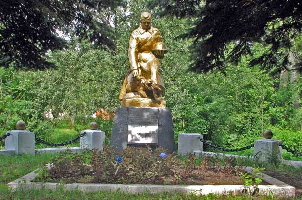с. Карамышево Щекинского р-на. Памятник, установленный в 1963 году на братской могиле, в которой похоронены советские воины.