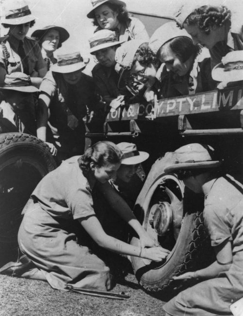 Служащие WNEL меняют шину на грузовике. Квинсленд, 1939 г.