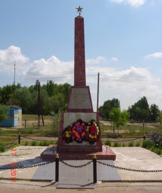 с. Новинка Володарского р-на. Обелиск по улице Центральной, установленный в 1989 году в честь погибших земляков в годы войны. 