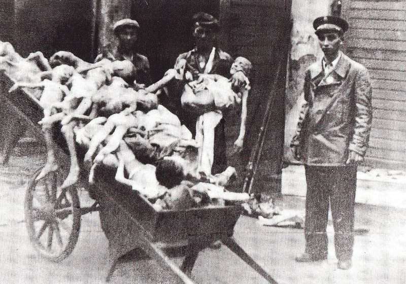 Трупы умерших от голода детей. 1942 г.