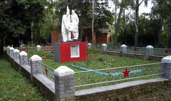 п. Крапивна Щекинского р-на. Памятник, установленный в 1957 году на братской могиле, в которой похоронено 44 советских воина, в т.ч. 35 неизвестных.