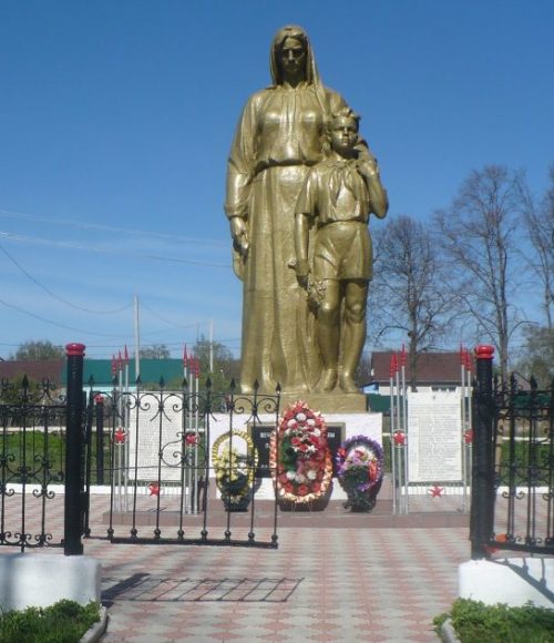 п. Лазарево Щекинского р-на. Памятник, установленный на братской могиле, в которой похоронены советские воины.