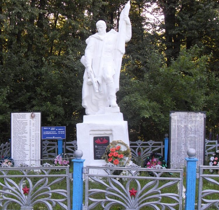  д. Погорелое Белевского р-на. Памятник, установленный на братской могиле в 1957 году, в которой похоронены советские воины. 