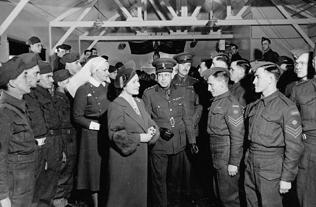 Королева Елизавета беседует с персоналом из RCAMC в Канадском общем госпитале № 15. Брамшот, 17 марта 1941 г.