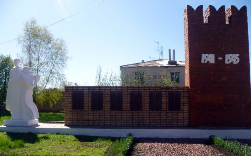 с. Закопы Каменского р-на. Памятник, установленный на братской могиле, в которой похоронены советские воины, погибшие в годы войны.