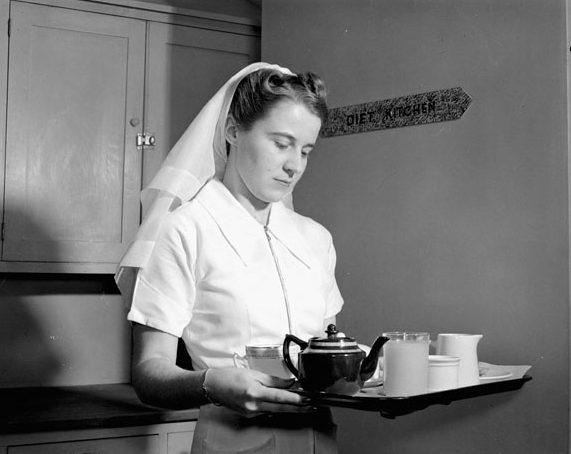 Сотрудница RCAMC Маргарет Брук в Королевском канадском военно-морском госпитале, Сент-Джонс, Ньюфаундленд. 17 июля 1943 г. 