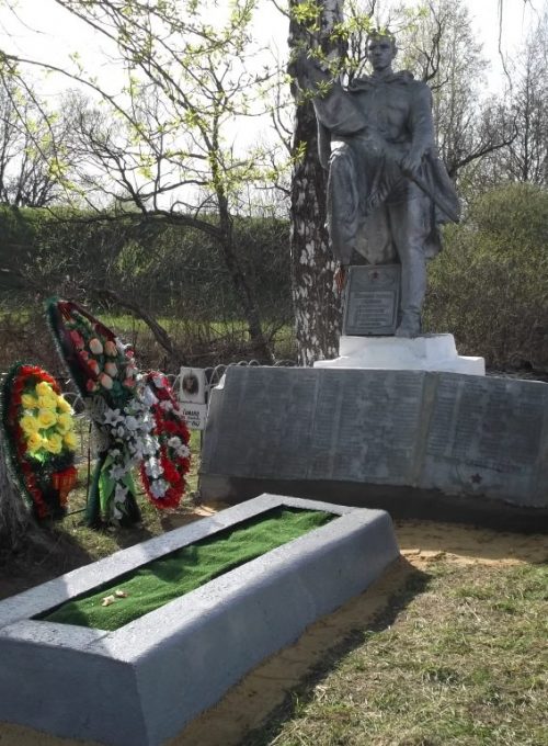 д. Ретюнь Белевского р-на. Памятник, установленный на братской могиле в 1955 году, в которой похоронены советские воины.