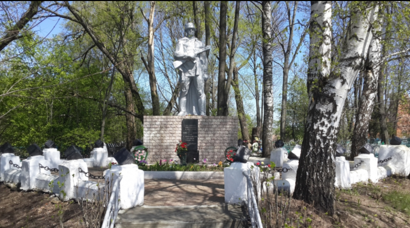 с. Ломинцево Щекинского р-на. Памятник, установленный в 1956 году на братской могиле, в которой похоронены советские воины.