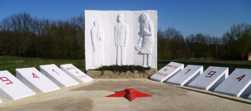 с. Каменское. Памятник, установленный в 1987 году на братской могиле, в которой похоронены советские воины, погибшие в годы войны.