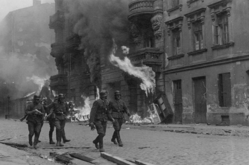 Солдаты СС в Варшавском гетто во время восстания. Апрель 1943 г.
