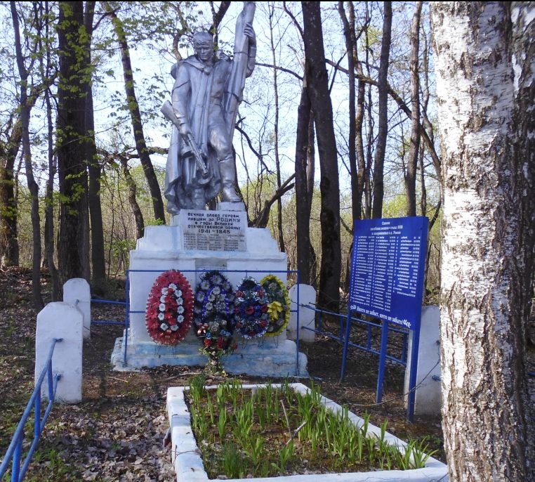д. Ровно- Сад Белевского р-на. Памятник, установленный на братской могиле в 1966 году, в которой похоронены советские воины. 