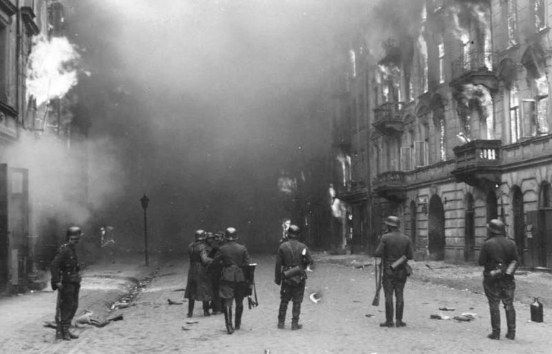 Солдаты СС в Варшавском гетто во время восстания. Апрель 1943 г.