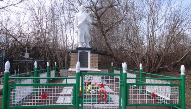 д. Малынь Щекинского р-на. Памятник, установленный в 1963 году на братской могиле, в которой похоронены советские воины.
