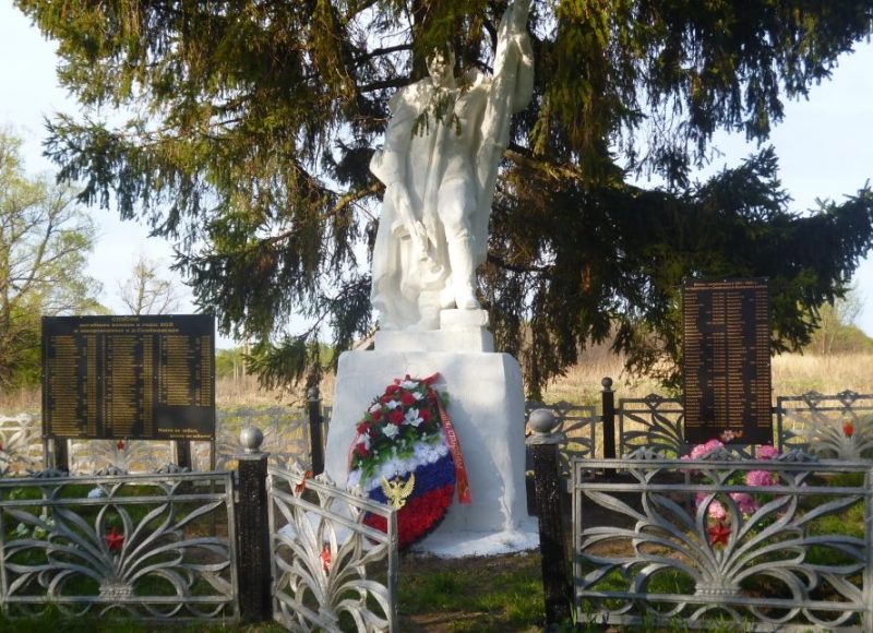 д. Семеновская Белевского р-на. Памятник, установленный на братской могиле в 1955 году, в которой похоронено 189 советских воинов, в т.ч. 22 неизвестных, погибших в годы войны.