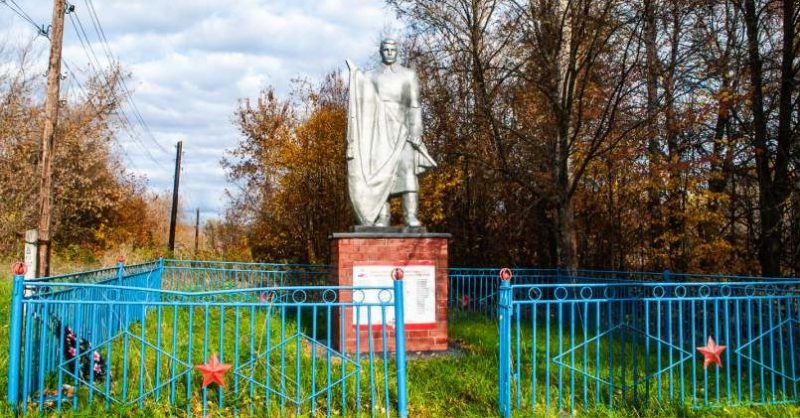 д. Веретье Суворовского р-на. Памятник, установленный в 1969 году в память о погибших земляках.