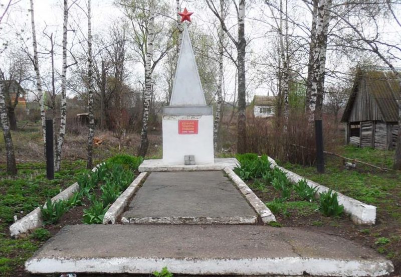 с. Никольское Щекинского р-на. Памятник, установленный на братской могиле, в которой похоронены советские воины.