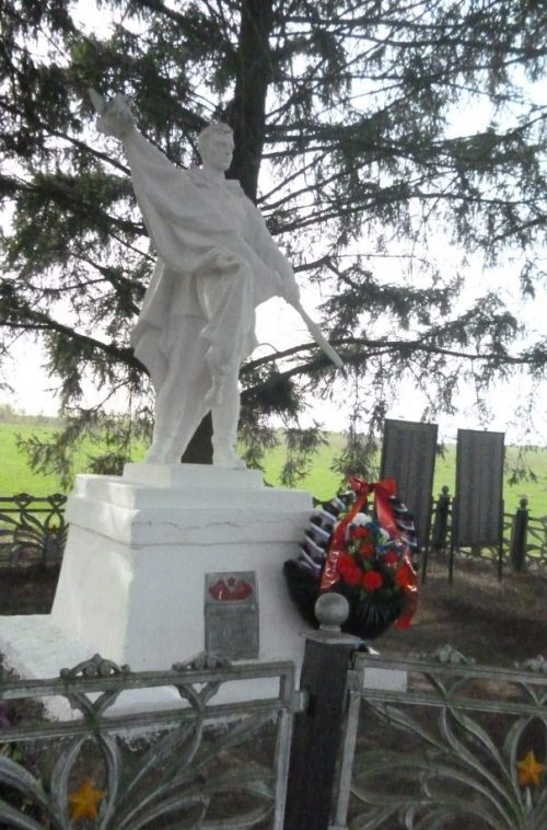 д. Семеновская Белевского р-на. Памятник, установленный на братской могиле в 1966 году, в которой похоронены советские воины.