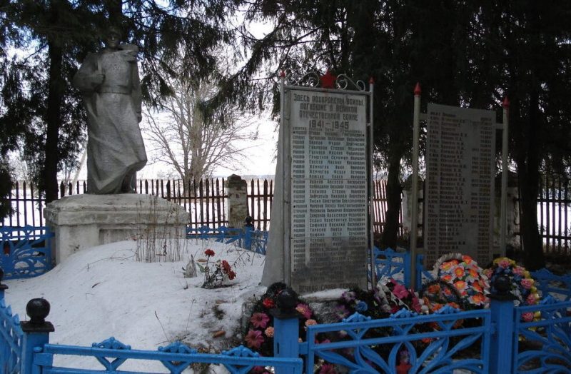 д. Сныхово Белевского р-на. Памятник, установленный на братской могиле в 1957 году, в которой похоронены советские воины.