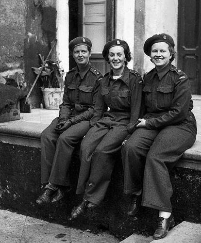 Сотрудницы RCAMC из Канадского общего госпиталя №14 в Неаполе. 8 ноября 1943 г.
