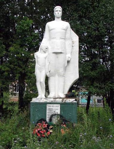 п. Полевой Щекинского р-на. Памятник, установленный на братской могиле, в которой похоронены советские воины.