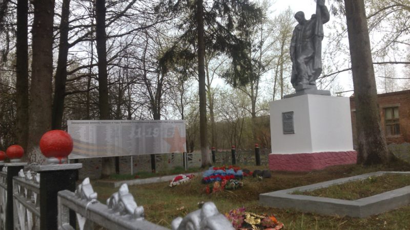 д. Сухочево Белевского р-на. Памятник, установленный на братской могиле в 1956 году, в которой похоронены советские воины.