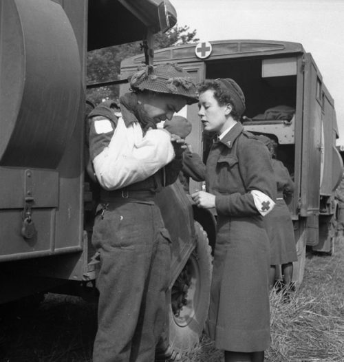 Рядовой Ф. Мадор с медсестрой М.Ф. Джайлсом в ожидании воздушной эвакуации с базы RCAF Spitfire в Нормандии. 16 июня 1944 г.