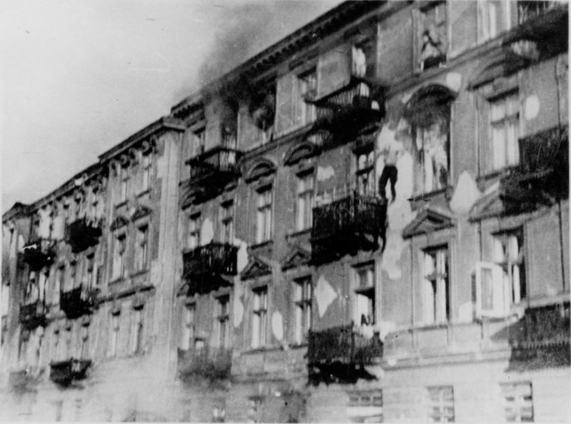 Горящие дома в гетто. Апрель 1943 г.