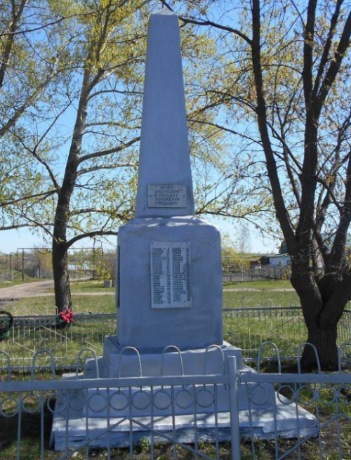 д. Апарки Кимовского р-на. Памятник, установленный на братской могиле, в которой похоронены советские воины, погибшие в годы войны.