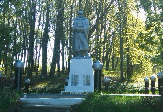 д. Ржаво Щекинского р-на. Памятник, установленный в 1964 году на братской могиле, в которой похоронены советские воины.