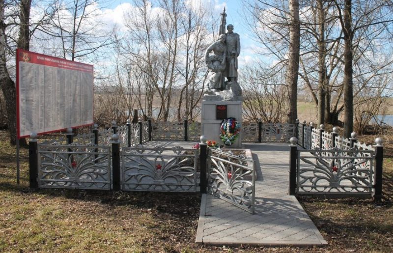 д. Таратухино Белевского р-на. Памятник, установленный на братской могиле в 1956 году, в которой похоронены советские воины.