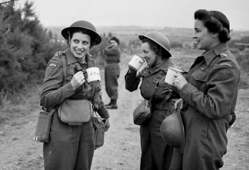 Сотрудницы RCAMC в Арроманш. Франция, 23 июля 1944 г.