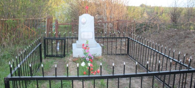 д. Темрянь Белевского р-на. Памятник, установленный на братской могиле в 1954 году, в которой похоронены советские воины.