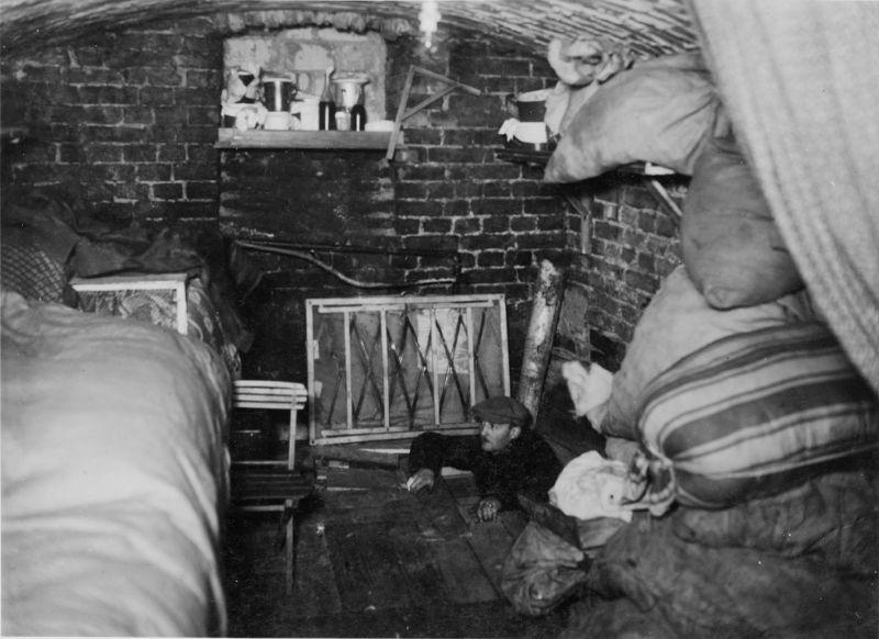 Скрытое убежище, оборудованное обитателями варшавского гетто. Апрель 1943 г.