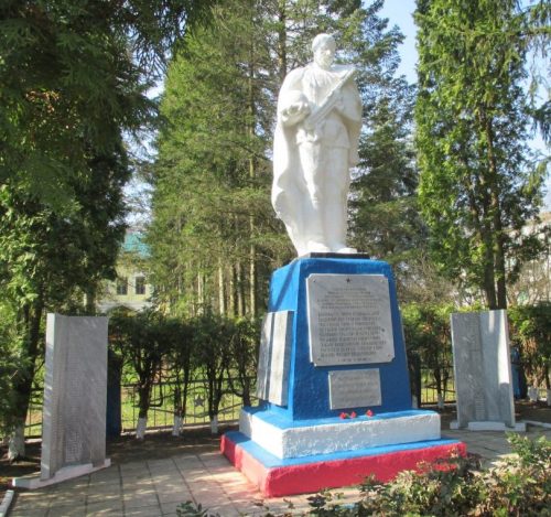 с. Селиваново Щекинского р-на. Памятник, установленный в 1967 году на братской могиле, в которой похоронены советские воины.